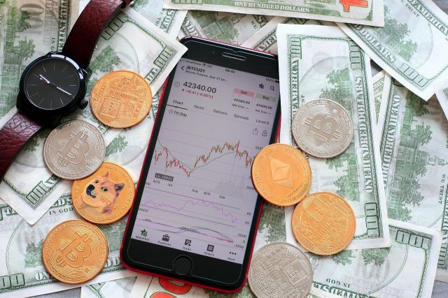 https://pixabay.com/photos/chart-stock-market-iphone-dollars-6716410/